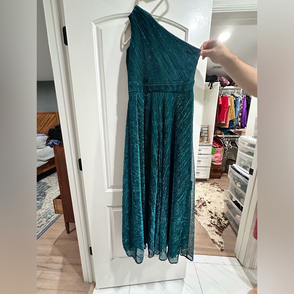 AQUA One Shoulder Metallic Emerald Green Evening Floor Length Gown With slit